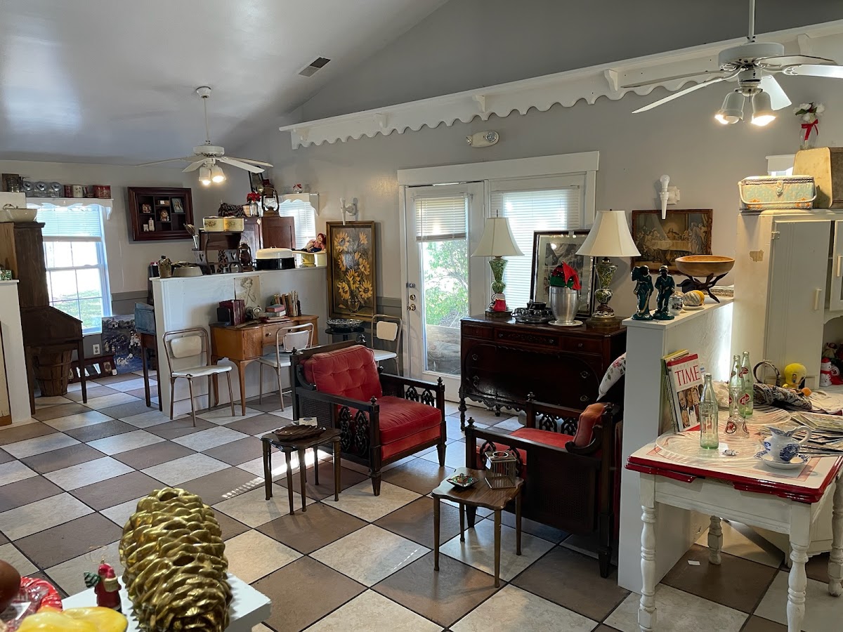 Twin Sugar Antiques Vintage Resale and Artisan