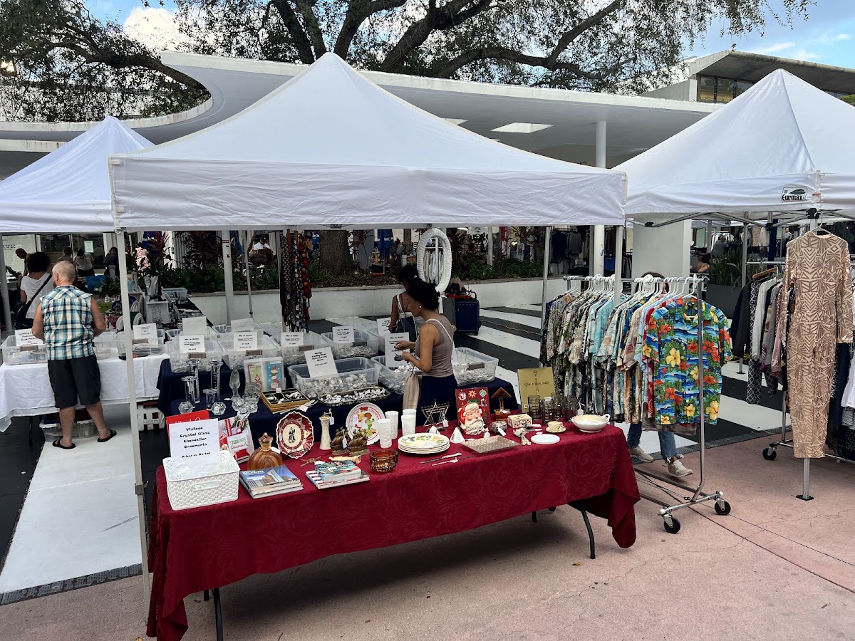 The Antique Collectible Market