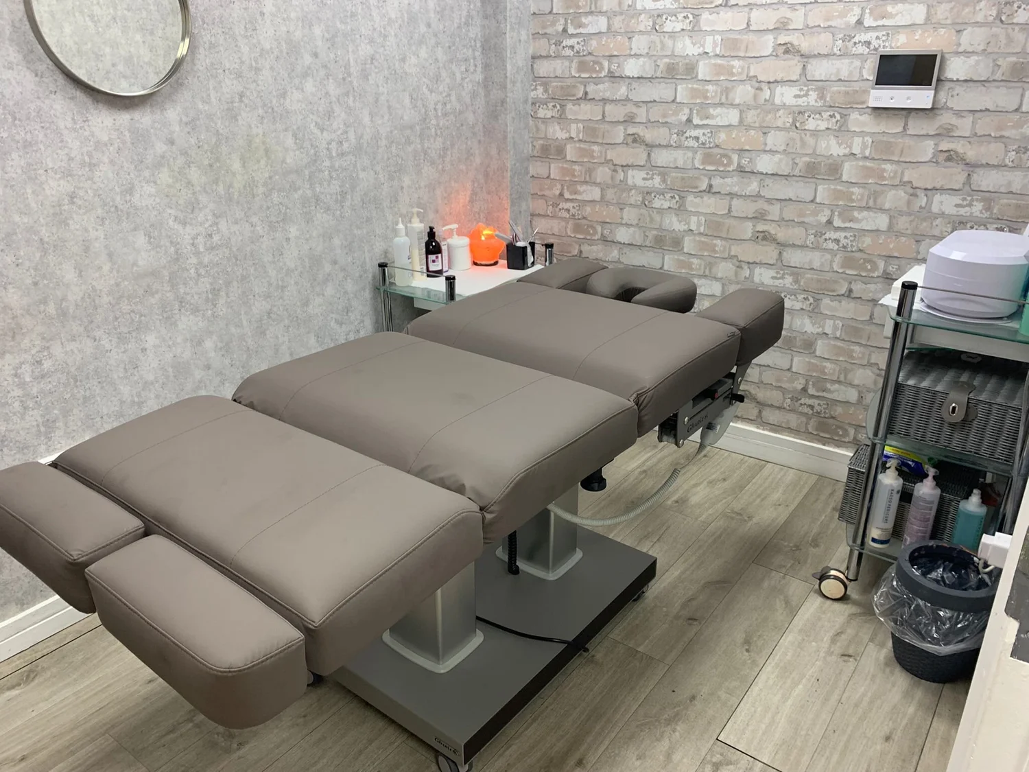 Victorias health and beauty salon bristol logo