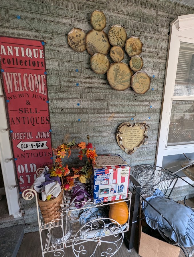 Cozy House of Curiosity Antiques Vintage & Collectibles